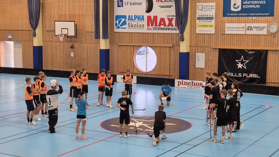 Emil Nilsen intstruerar den äldsta gruppen inför en övning.
