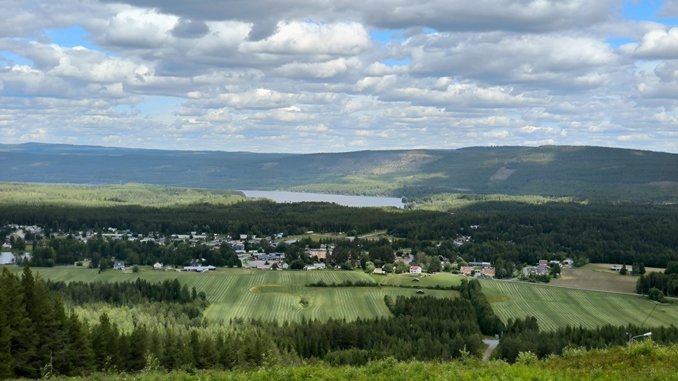 Vackra Vuollerim. Andreas Lennerö tog sig upp för slalombacken i Vuollerim och tog en bild på den vackra vyn. Somrigt och grönt.