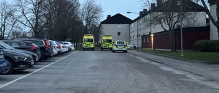 Man sprang med vasst föremål i bostadsområde – stor polisinsats