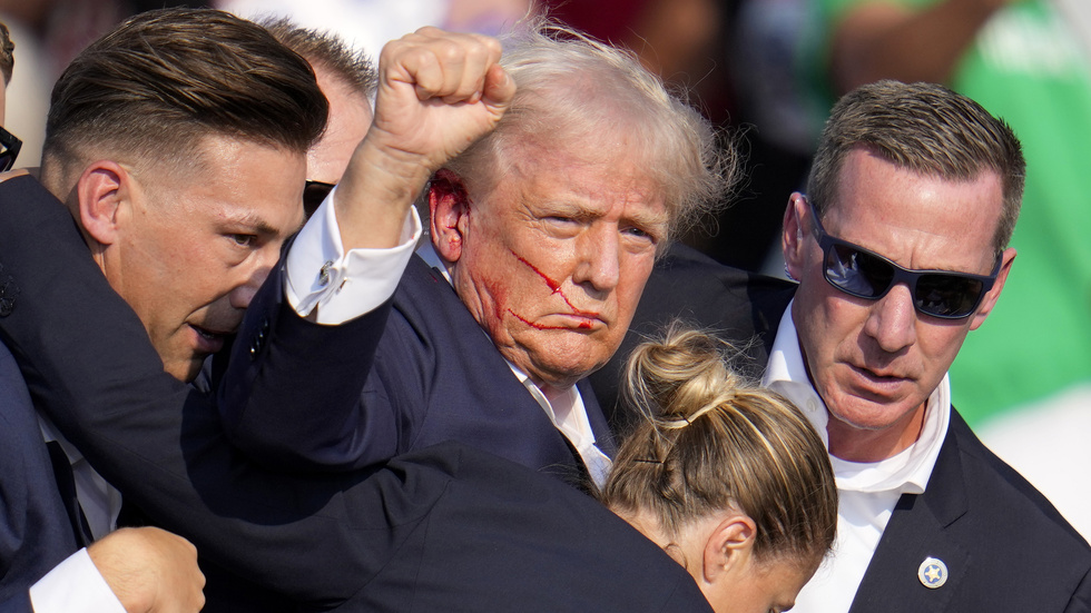 Donald Trump skadesköts under ett valmöte i Pennsylvania på lördagskvällen. Bilden har redan blivit viral. 