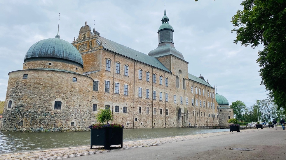 Lugnet före stormen här i Vadstena, innan allt drar igång.

Det är 14 grader och tjocka moln, men solen gömmer sig bakom molnen och tittar försiktigt fram.