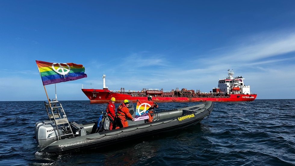 Under fredagen gav sig aktivister från Greenpeace Norden ut till det stora tankerfartyget Zircone som förser den ryska skuggflottan med bränsle. I en fredlig aktion målade de texten ”Oil fuels war - People want peace” på sidan av tankern. Det uppger de i ett pressmeddelande.