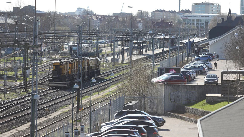 Tåget som spårade ur tidigt på söndagsmorgonen orsakar omfattande störningar ännu under tisdagen.