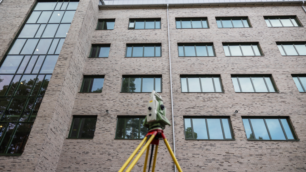 Skolan är byggd i ett skogsparti strax söder om Gottsunda centrum, i gråbrunt tegel och skogsgröna fönsterkarmar för att smälta in i omgivningen.