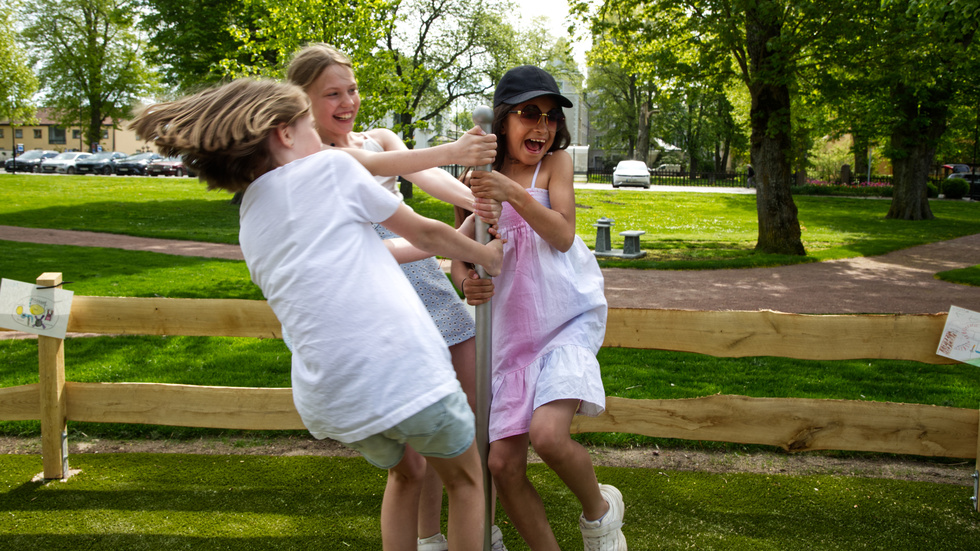Malou Ulfsborn, Ebba Renström och Basema Kirawan blev rejält snurriga efter några varv på den nya karusellen i nya lekparken som invigdes under onsdagen.