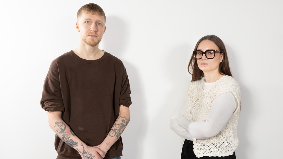 Eskilstuna-Kurirens krönikör Malin Johansson träffar sin manliga motsvarighet på VLT, William Holm, som skrivit om många liknande ämnen. Men efteråt ser deras mejlkorgar helt olika ut.