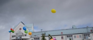 TV: Färgklickar mot grå himmel stranden invigdes