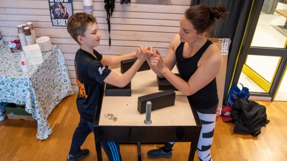 Elvafaldiga världmästaren i armbrytning, Heidi Andersson, visar de tekniska grunderna i armbrytningssporten med hjälp av sin son Dante. 