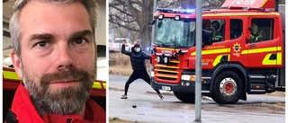 De åkte på första larmet i torsdags – överraskades av attacken: "Ett hundratal personer kom emot dem"