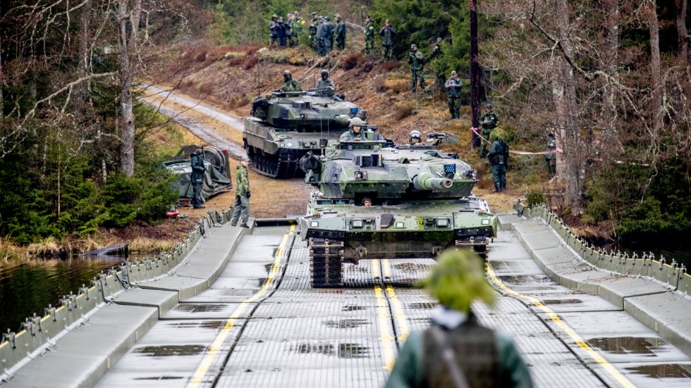 Leopardstridsvagn på väg över Lagan på en tillfällig militärbro under en övning i Vaggeryd i maj förra året.