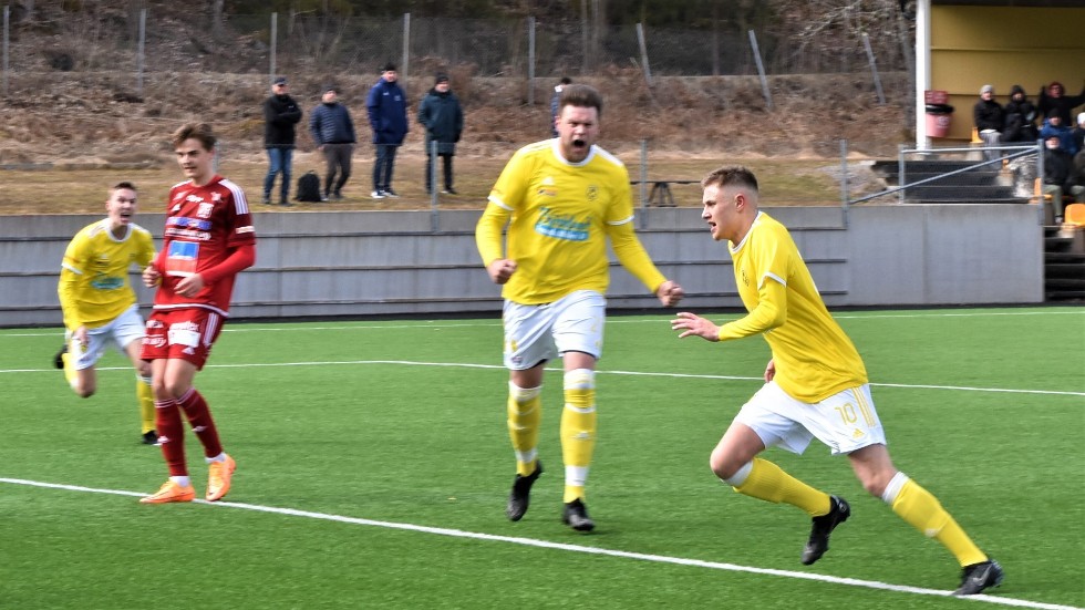 Adam Härnström, närmast i bild, gjorde det viktiga 1-1-målet för Kisa i premiären mot Nässjö.