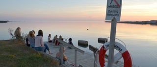 Illaluktande vatten vid badet