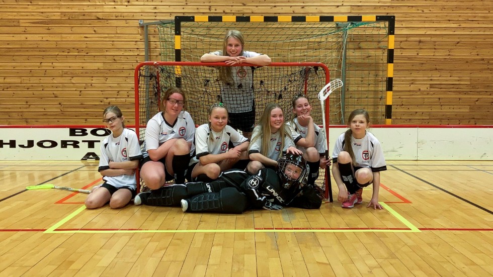 Tjejerna var inte så sugna på att spela fotboll men innebandy lockade. Så nu har Tjällmo IF ett flicklag i innebandy som i höst ska spela seriespel.