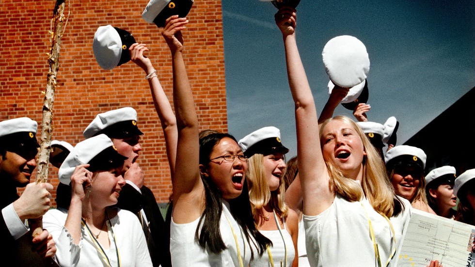 Jublande gladda firar några S3-elever sin nyvunna frihet från Platenskolan år 2000.