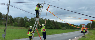 Väjde för vilt och körde in i elstolpe – kabel drogs ner på vägen