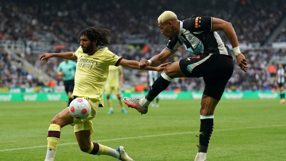 Arsenals Mohamed Elneny försöker täcka Newcastles Joelintons avslut.