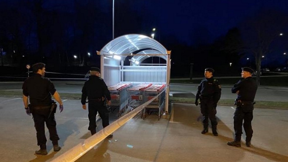 En 15-åring häktades på tisdagseftermiddagen misstänkt för mordförsök efter att en tonåring skadats allvarligt i fredags kväll.