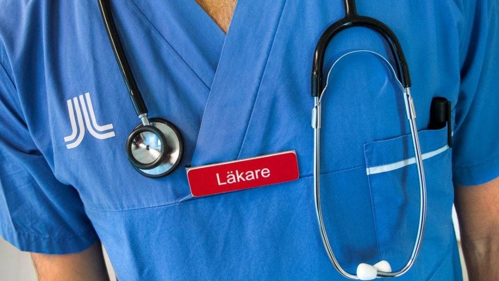I stället för att fokusera på att utvecklas i sin yrkesroll  används läkare för att släcka bränder, skriver artikelförfattarna.