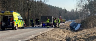 Två personer till sjukhus efter olycka i Kinda – begränsad framkomlighet