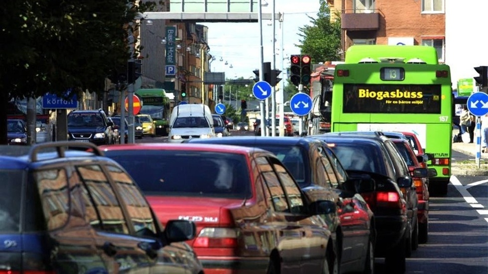 Trafiken på Kungsgatan är en symbolladdad fråga. Men paradoxalt nog kan gatuavstängningar leda till mindre kökaos i trafiken.