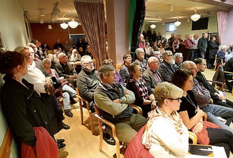 Det var trångt i Folkets Hus. Omkring 150 personer samlades i lokalen för att följa fullmäktige.