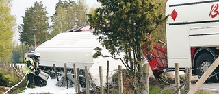 Tankbil med 20 000 liter bensin välte i diket