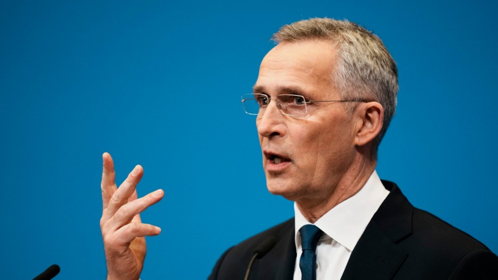 Norske Jens Stoltenberg fortsätter i minst ett år till som generalsekreterare för militäralliansen Nato.