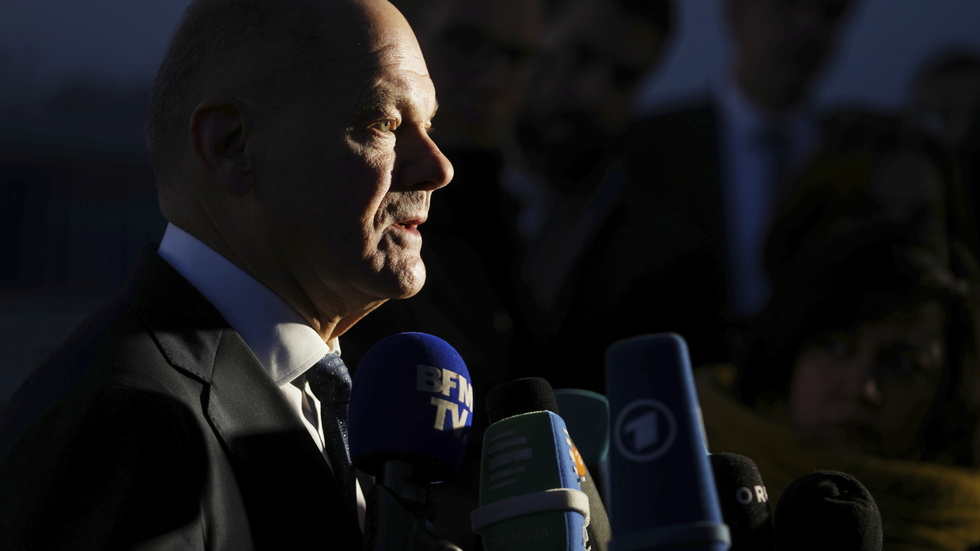 Tysklands förbundskansler Olaf Scholz träffar pressen efter det extrainsatta krismötet om läget kring Ukraina i Paris i måndags.