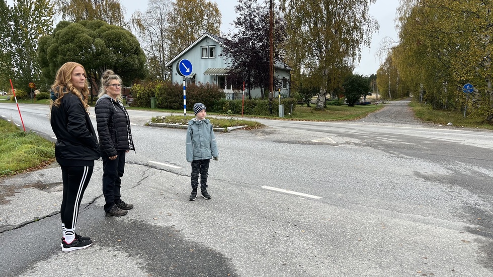 Johanna Lindahl, mamma till Aron Lundmark, och Maud Wallstål, fritidspedagog vid Svensbyskolan, anser att Trafikverkets stora projekt efter 373:an skulle ha innefattat en gång- och cykelväg genom Svensbyn.