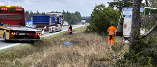 Lastbil i diket – chaufför kan misstänkas för brott