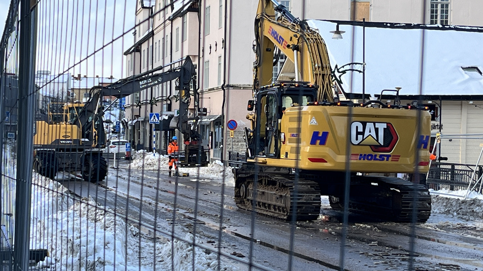 Ombyggnadsarbetet på Kungsvägen i Mjölby inleddes den 7 januari, cirka två månader efter tänkt byggstart.