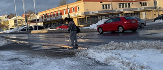 Oplogade trottoarer – då går folk på hårt trafikerade vägen