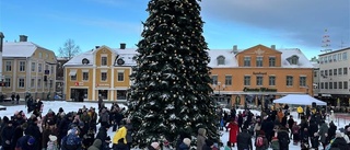 Stor folksamling på torget i Linköping när julen dansades ut