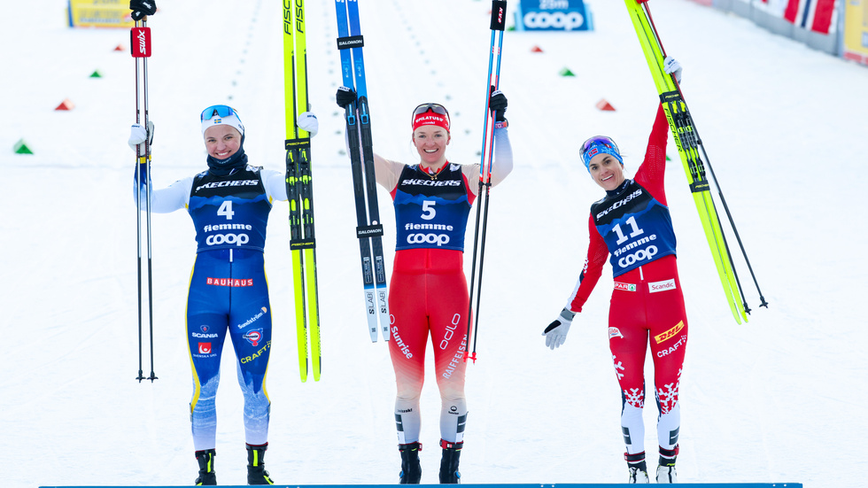 Tvåan Linn Svahn, vinnaren Nadine Fähndrich, Schweiz, och trean Heidi Weng, Norge.