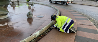 Efter allt strul – här monteras 60 meter belysning