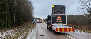 JUST NU: Lastbil i diket – trafikproblem i timmar