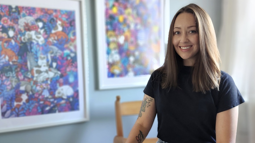 Anna Nilsson, 35 år, har målat sedan hon var liten men det var inte förrän 2017 hon började satsa på sitt målande. Idag har hon gjort flera utställningar och hennes färgglada verk hänger i flera offentliga lokaler.