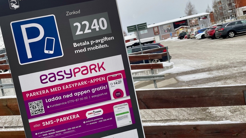 "Om förslaget med införande av p-avgift från första timmen går igenom så lägger man dödsstöten för centrum", skriver Brith Fäldt (V) i en insändare.