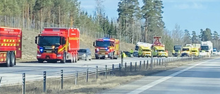 Lastbilschaufför misstänkt för brott efter masskrocken på E20