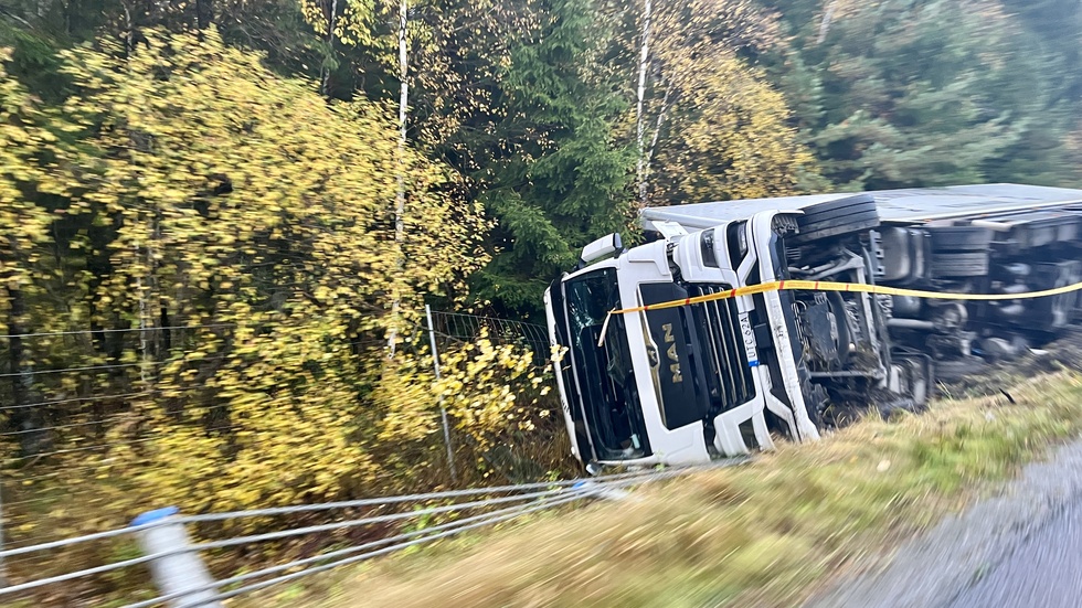 En lastbil har kört i diket söder om Strångsjö. 