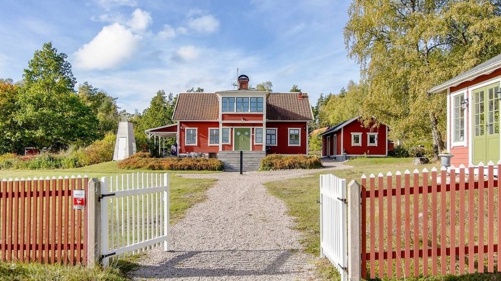 Strandtomten med renoverade sekelskiftshuset på Kungs-Husby Strandby 6 lockade flest bostadsintresserade i Enköping på Hemnet under förra veckan. 