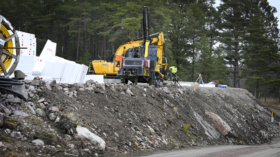 Bygget är i full gång. "Vi följer byggloven", säger fastighetsägaren och oroas inte över kommunens besked.