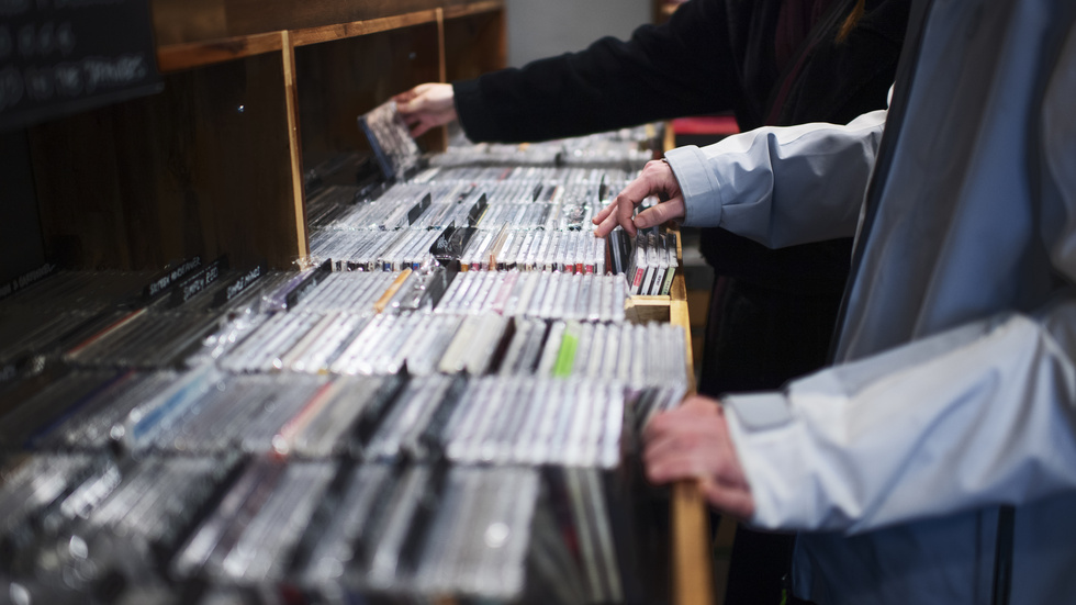 Cd:n har fått ett oväntat uppsving när unga överger strömmad musik. Till skillnad från vinyl är den relativt billig.