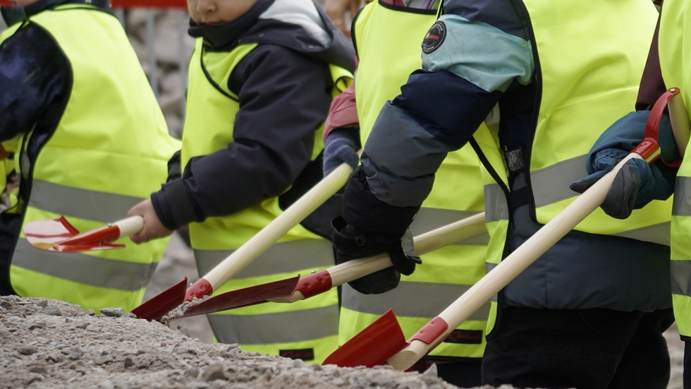 Det är tung arbetsbelastning på förskolan, enligt barnskötare på Svalsta förskola.
