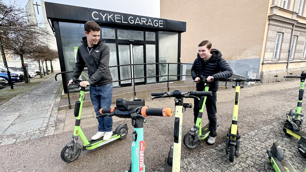 "De är billigare och bättre än att åka buss, om man bara ska åka en kort bit till skolan", säger Hampus Westlund, 17, till vänster i bild. På bilden kompisen Ludwig Ragnarsson, 17.