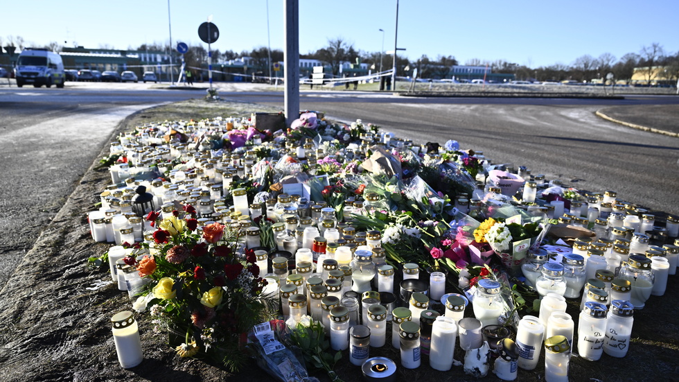 
Blommor vid minnesplats efter skolskjutningen i Risbergska skolan där 11 personer miste sina liv.