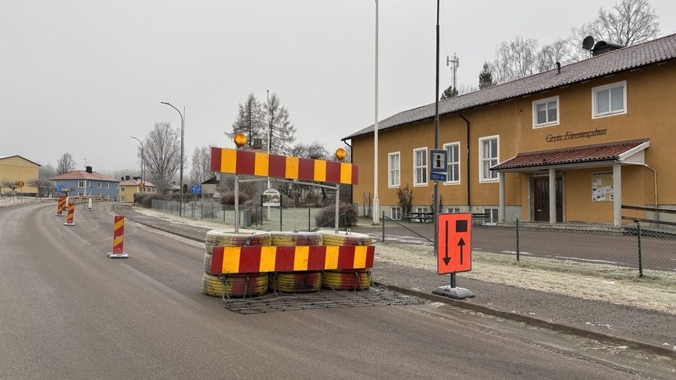 En fil utanför Gryts föreningshus är avstängd på gund av en vattenläcka.