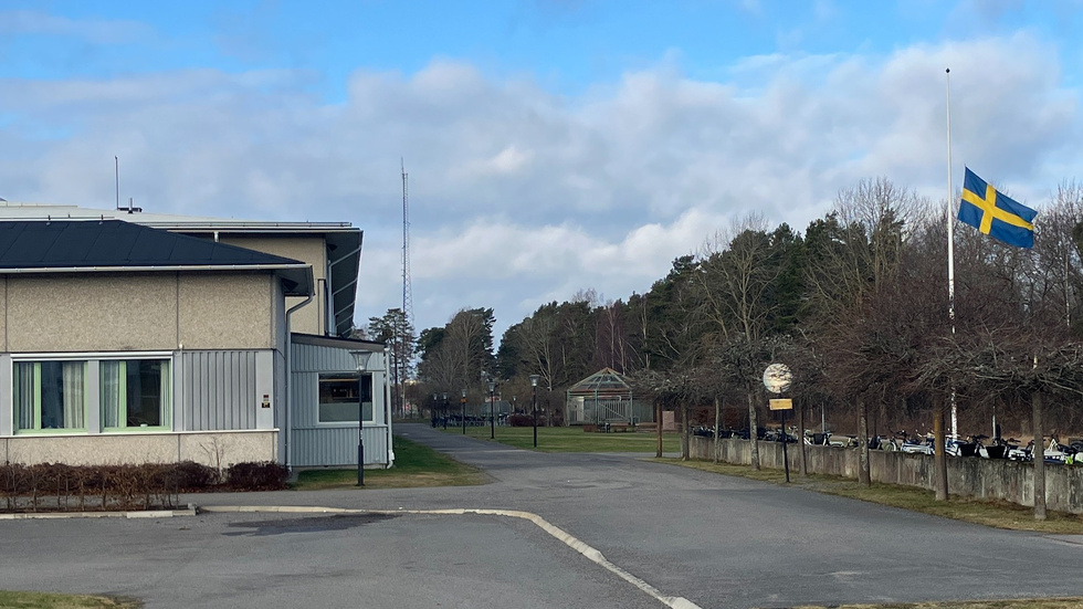 Gymnasiet flaggade på halv stång på onsdagen.