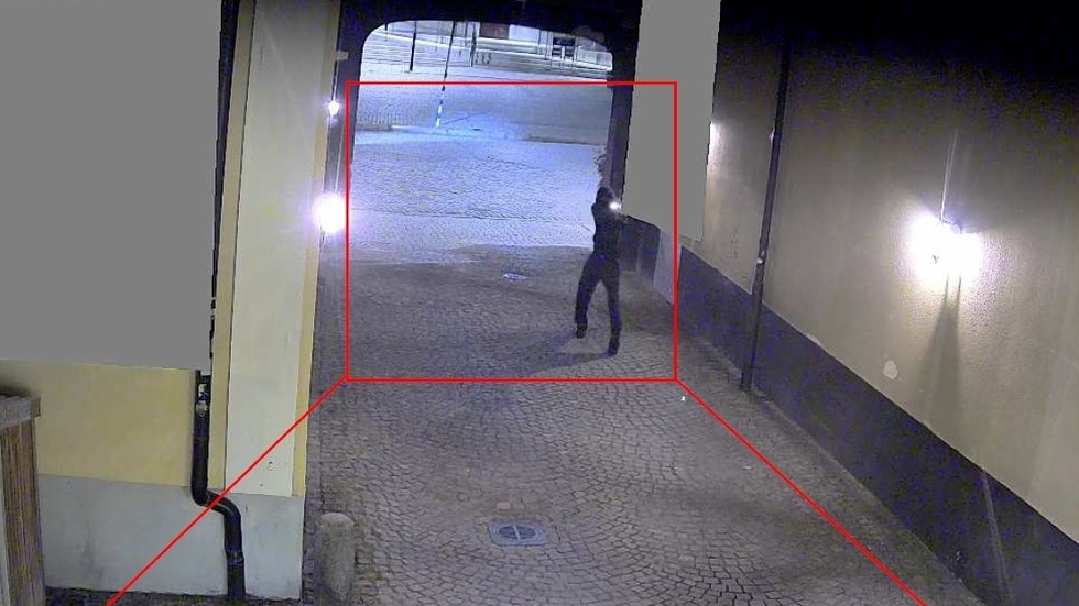 Den okände skytten avlossade två skott mot restaurang Lagerqvists entré förra året, vilket fångades av övervakningskamerorna.