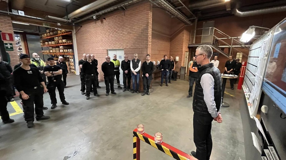 Personalen samlades för en tyst minut på CH industry.